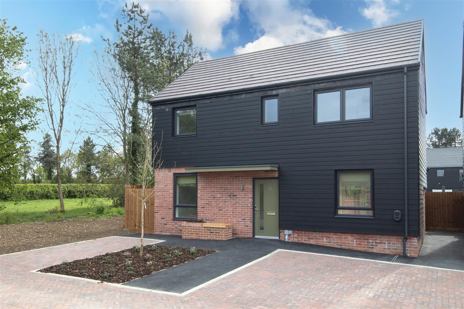 3 bed property in Eredine Crescent, Milton Keynes